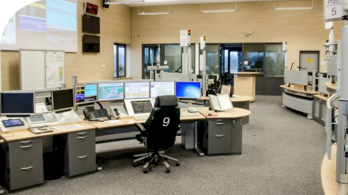 Büro-Leitstelle mit vielen Monitoren