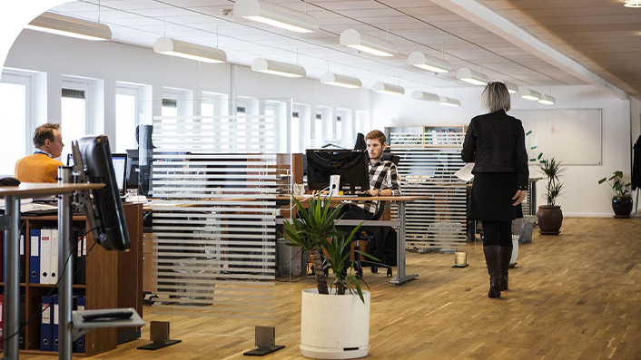 Großraumbüro mit Mitarbeitenden bei der Arbeit