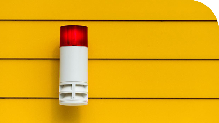Alarmanlage an gelber Wand